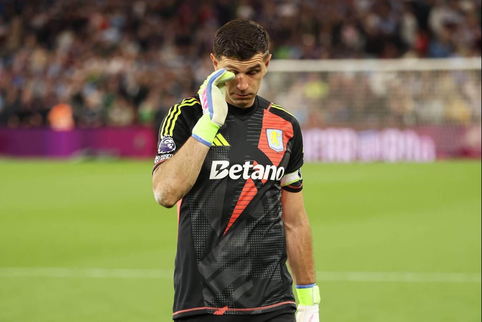 Emiliano Martinez en larmes après un match d'Aston Villa