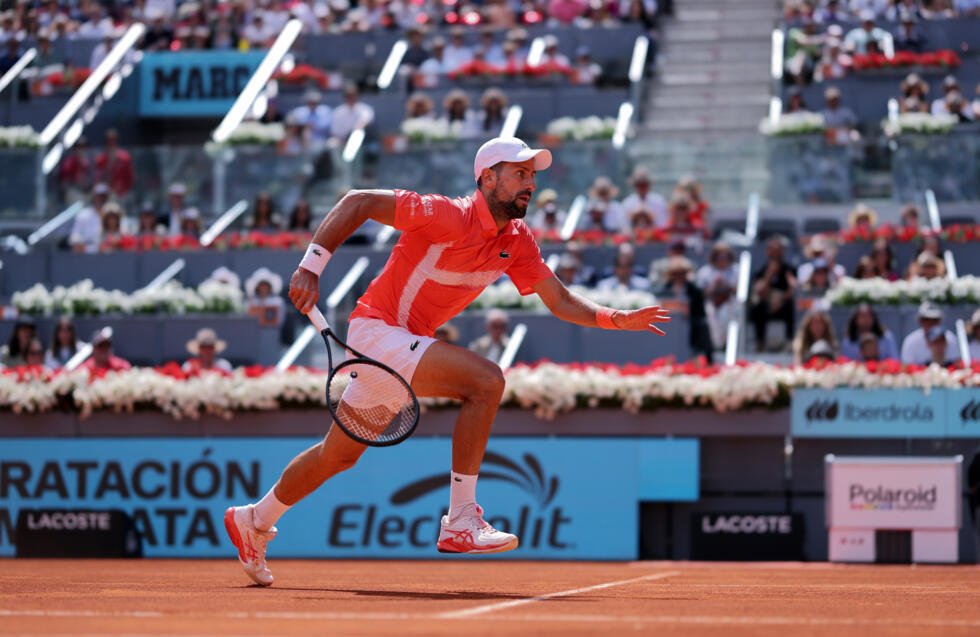 Le Serbe Novak Djokovic en pleine action lors d'un match contre l'Italien Matteo Arnaldi, au Masters 1000 de Madrid, le 26 avril 2025
