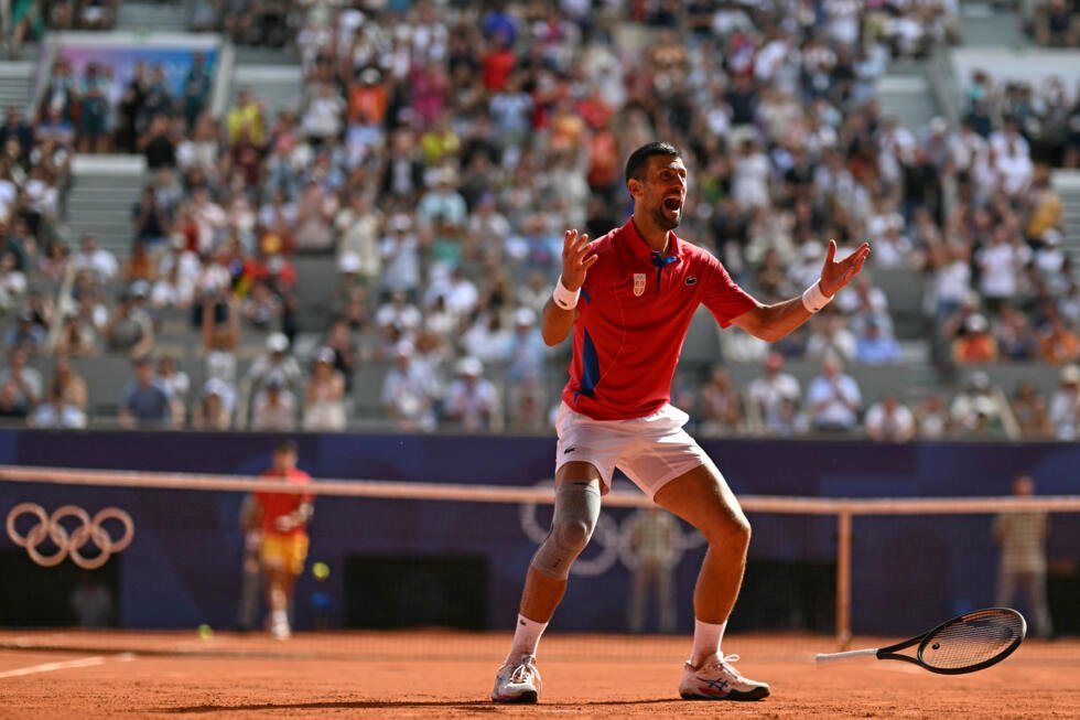 Novak Djokovic lors de sa victoire en finale contre l'Espagnol Carlos Alcaraz en finale du tournoi olympique, le 4 août 2024 à Roland-Garros