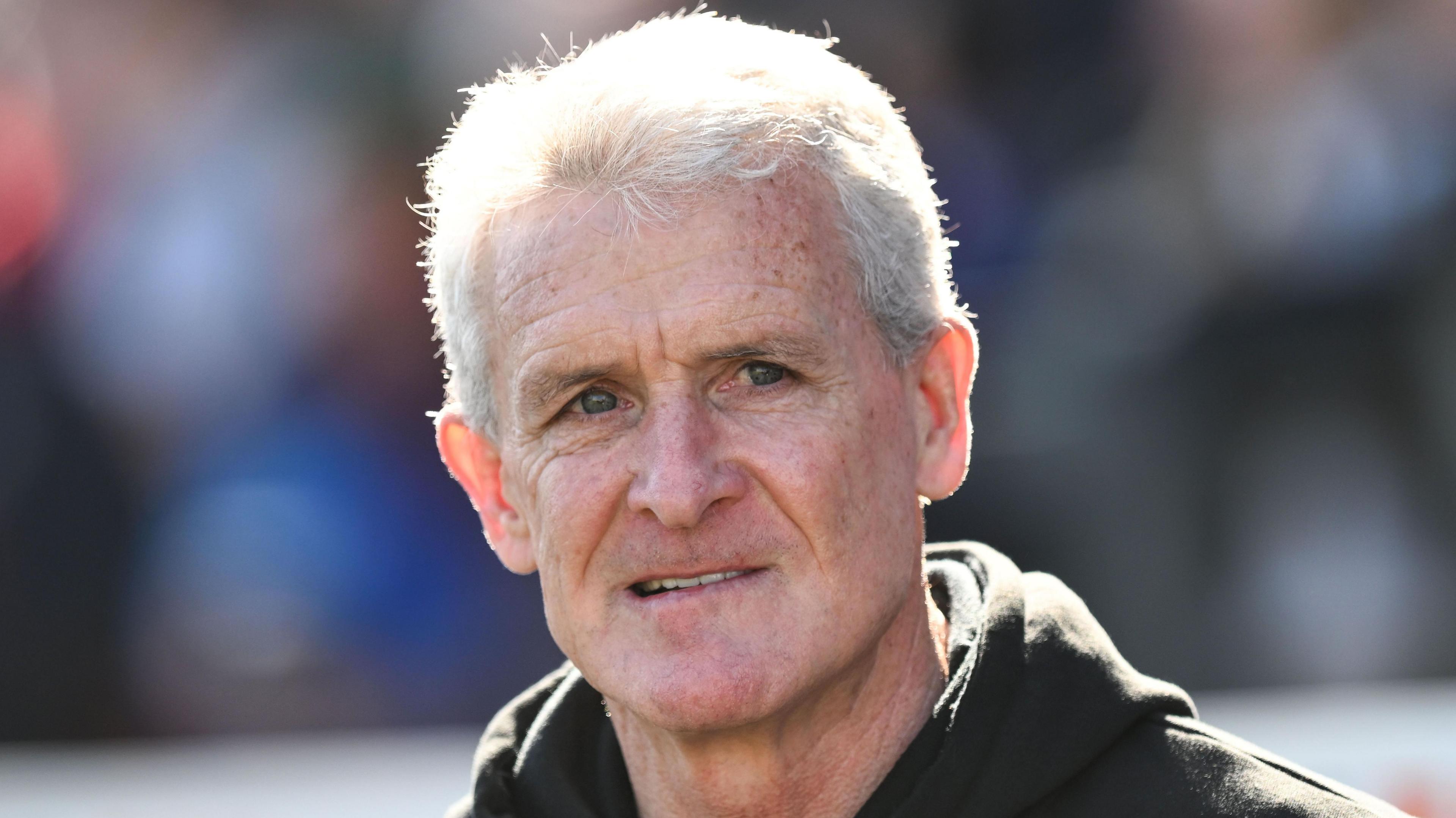 Mark Hughes observe un match de Carlisle United contre Newport County