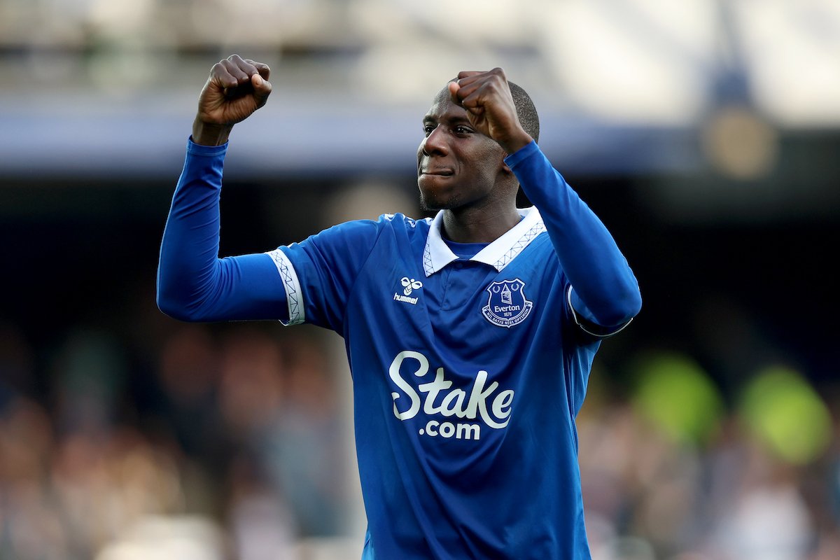 Abdoulaye Doucouré célèbre une victoire avec Everton