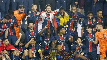Les joueurs du PSG célèbrent leur titre de champion de France lors de la remise du trophée de la Ligue 1 après le match contre l'AJ Auxerre, le 17 mai 2025, au Parc des Princes.