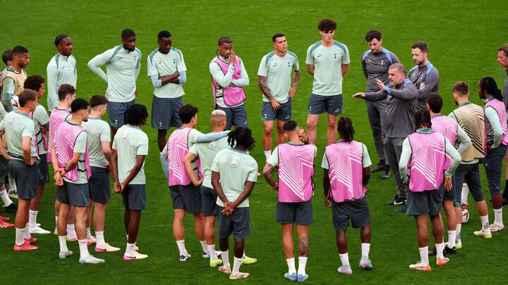 Ange Postecoglou s'adresse à l'équipe de Tottenham lors de l'entraînement ouvert à San Mamés