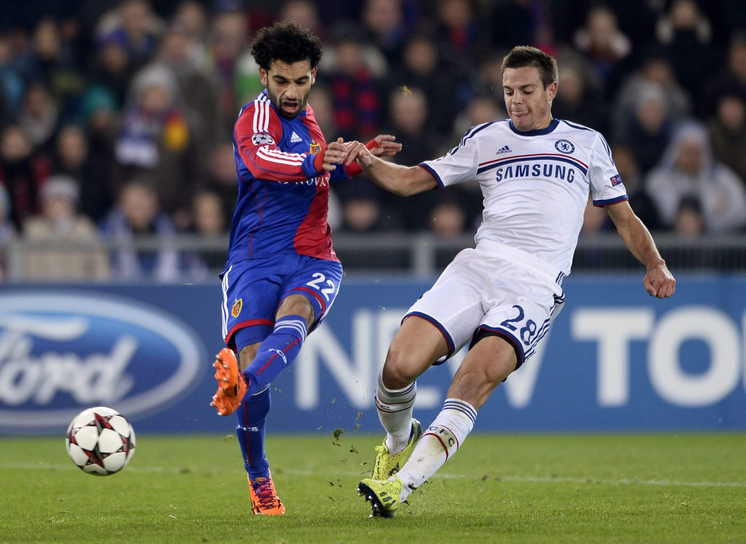 Mohamed Salah dribble face à la défense