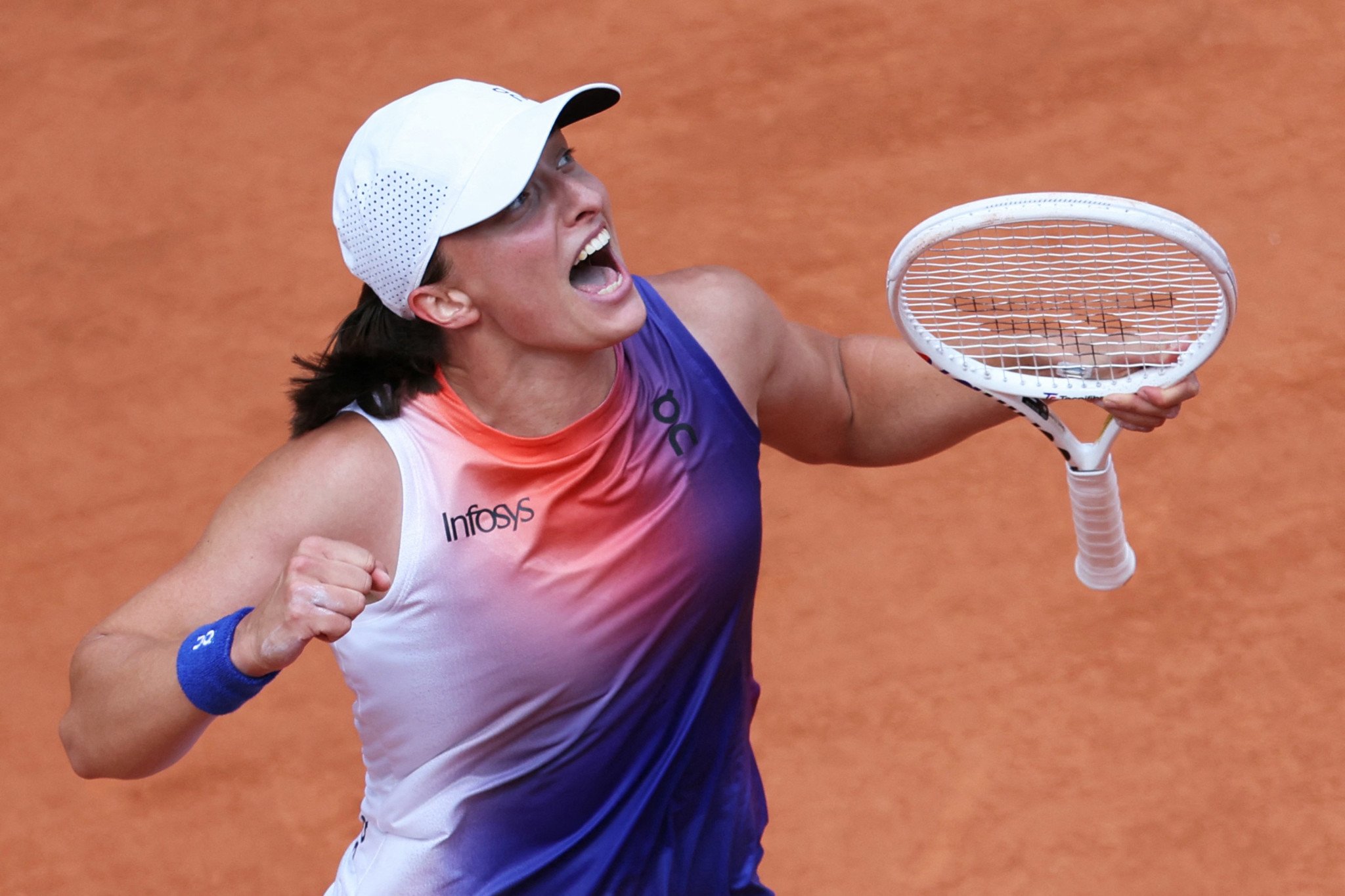Iga Swiatek célèbre sa victoire à Roland-Garros 2024