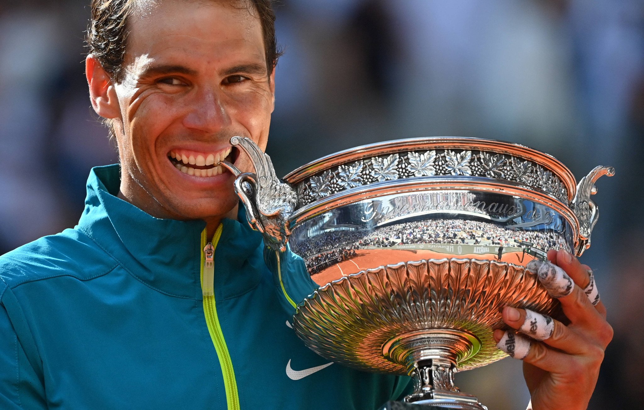 Rafael Nadal tenant le trophée de Roland-Garros 2022