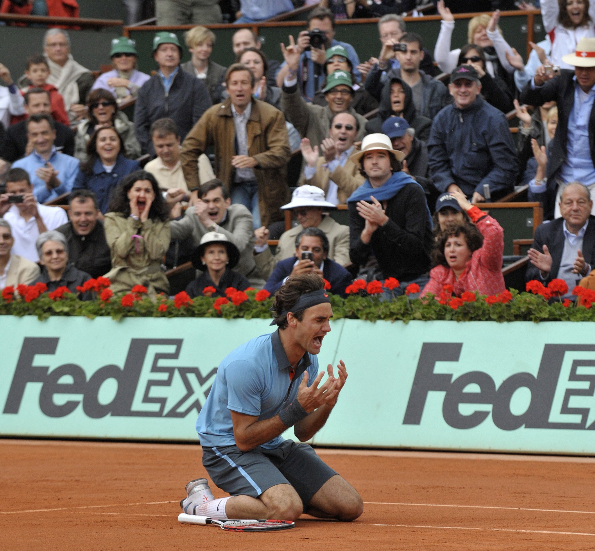 Roger Federer célébrant sa victoire à Roland-Garros 2009
