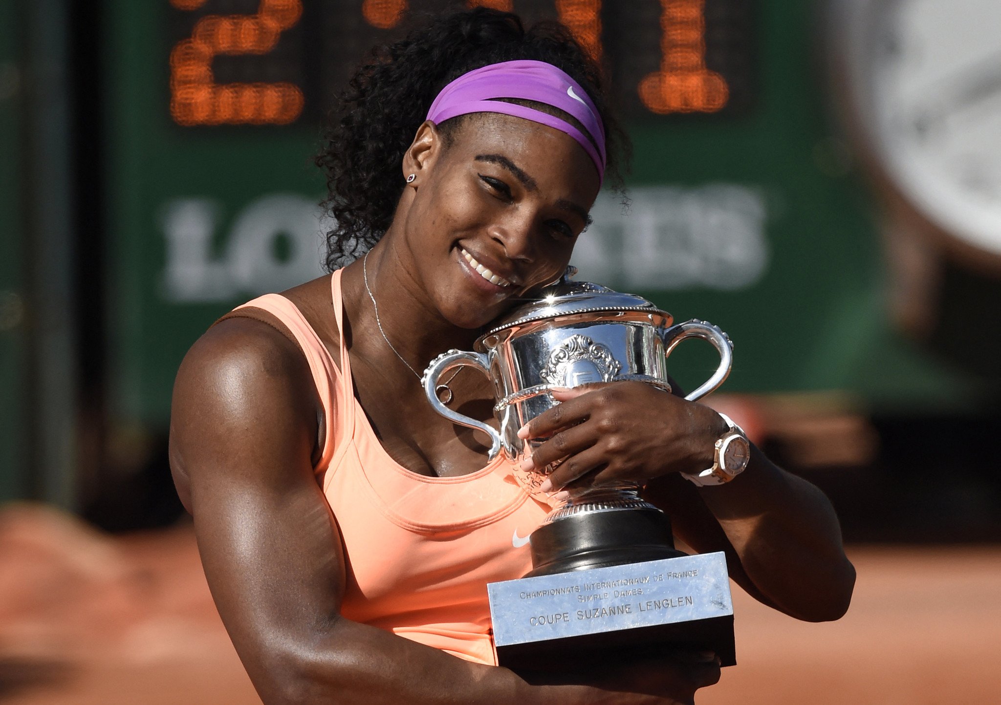Serena Williams souriant tenant son trophée Roland-Garros 2015
