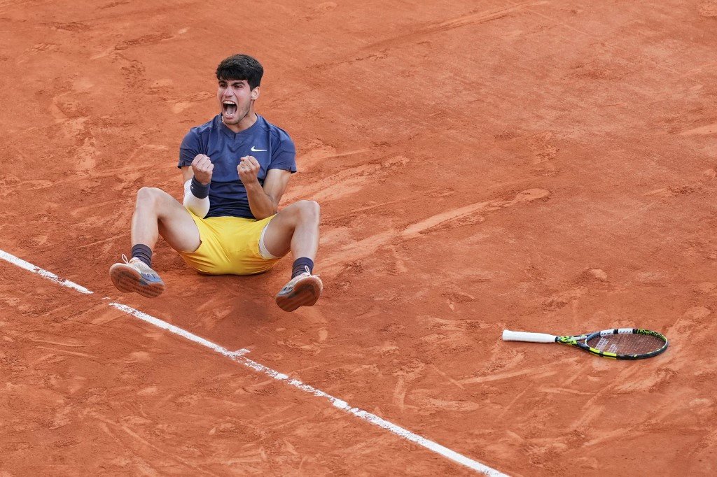 Carlos Alcaraz célèbre sa victoire à Roland-Garros 2024