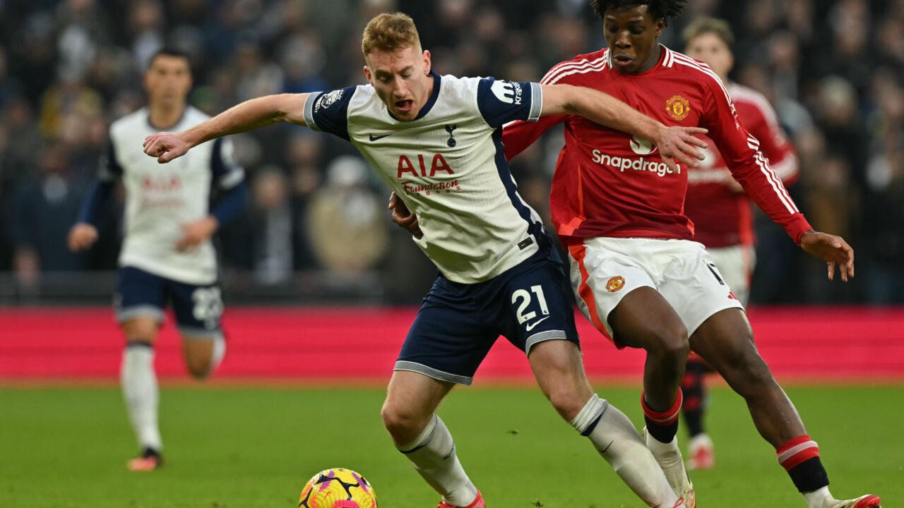 Le milieu suédois de Tottenham Dejan Kulusevski (gauche) au duel avec le défenseur danois de Manchester United Patrick Dorgu, en match de championnat d'Angleterre, le 16 février 2025 à Londres