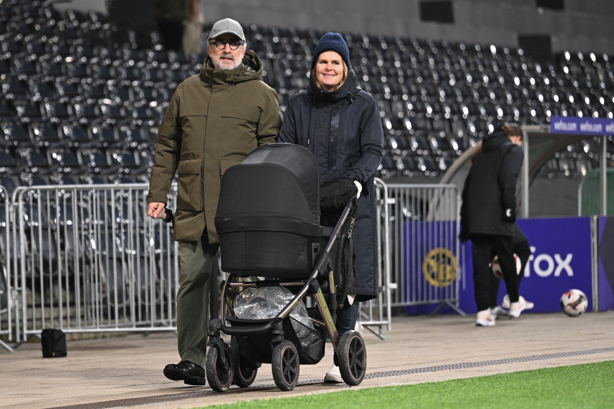 Imke Wübbenhorst avec son partenaire et une poussette lors d’un match à Berne