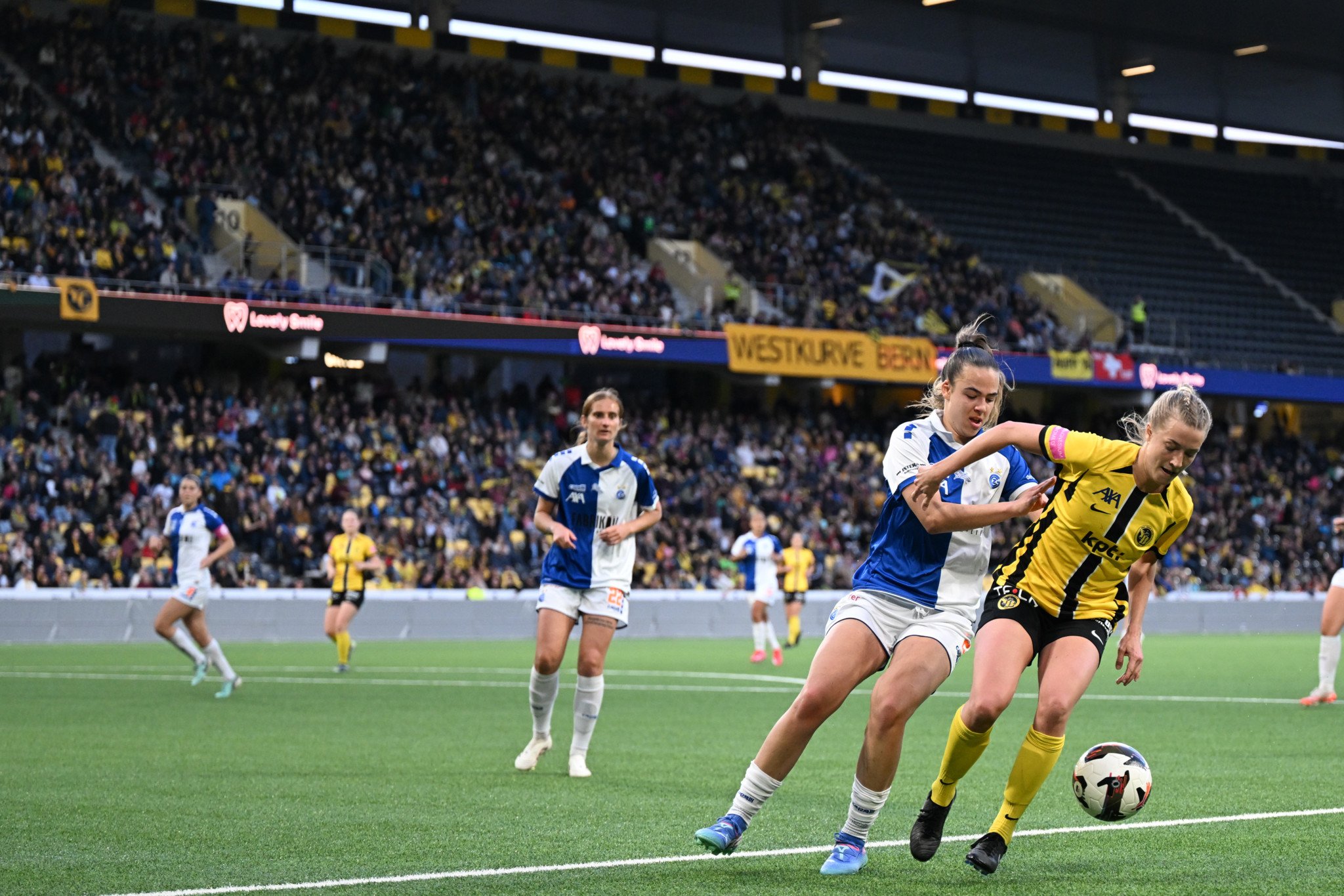Emma Egli contre Athena Kuehn lors d’un match à Berne avec tribunes remplies