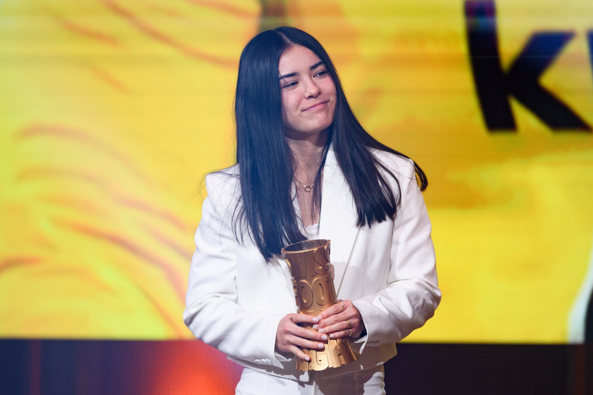 Naomi Luyet tenant un trophée lors de la Swiss Football Night 2025 à Berne