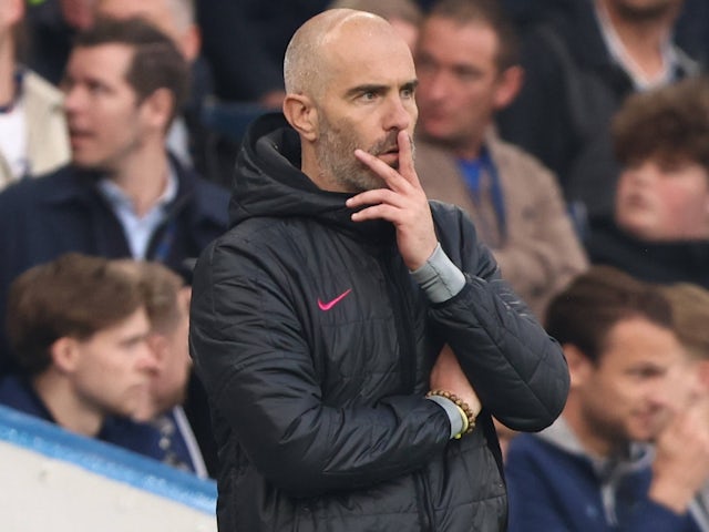 Enzo Maresca, entraîneur de Chelsea, en réflexion le 8 mai 2025