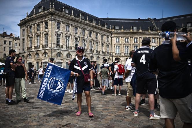 Des supporteurs des Girondins de Bordeaux rassemblés pour soutenir le club devant le tribunal de commerce de Bordeaux, le 30 juillet 2024.