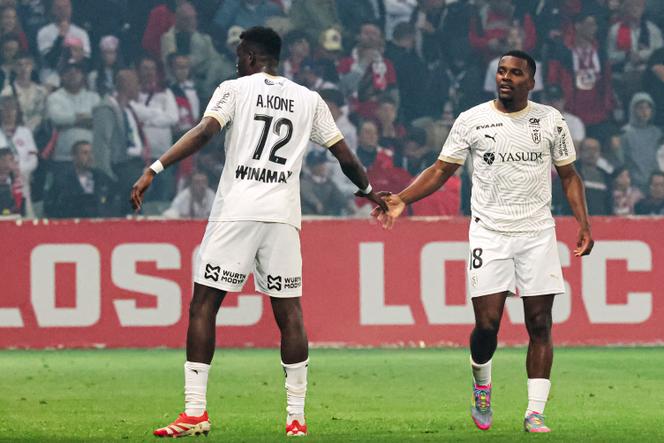 Le milieu de terrain du Stade de Reims Amadou Koné (à gauche) et le défenseur Sergio Akieme lors du match contre Lille