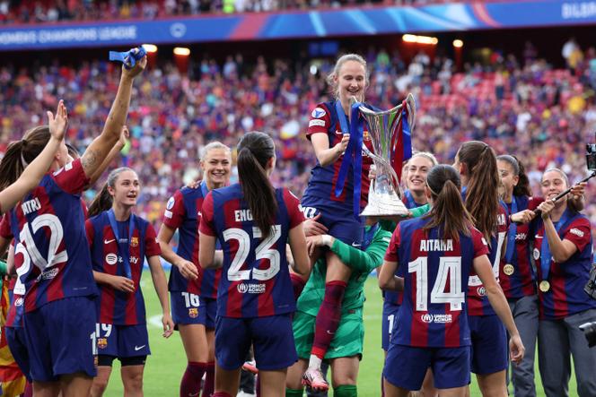 L’équipe du FC Barcelone célèbre sa victoire sur l’Olympique lyonnais en Ligue des champions féminine, au stade de San Mamés, à Bilbao, en Espagne, le 25 mai 2024.