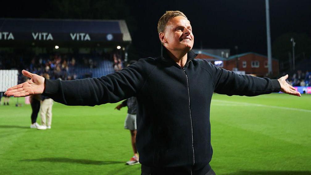 Richie Wellens célèbre avec les supporters de Leyton Orient après la victoire contre Stockport County