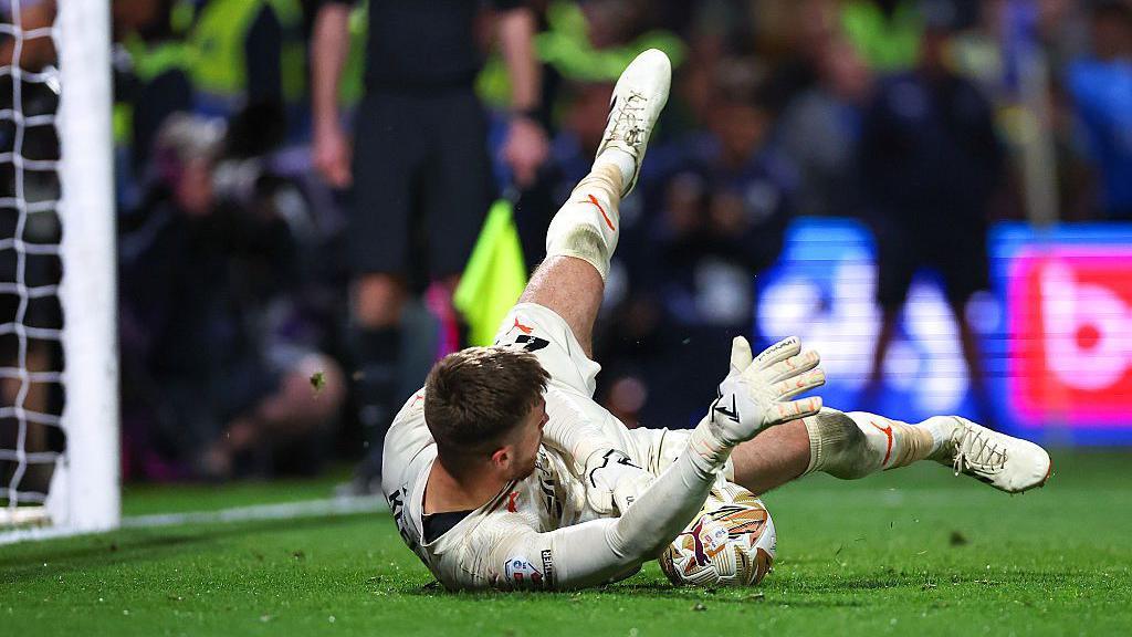 Le gardien Josh Keeley arrête un penalty pour Leyton Orient contre Stockport County