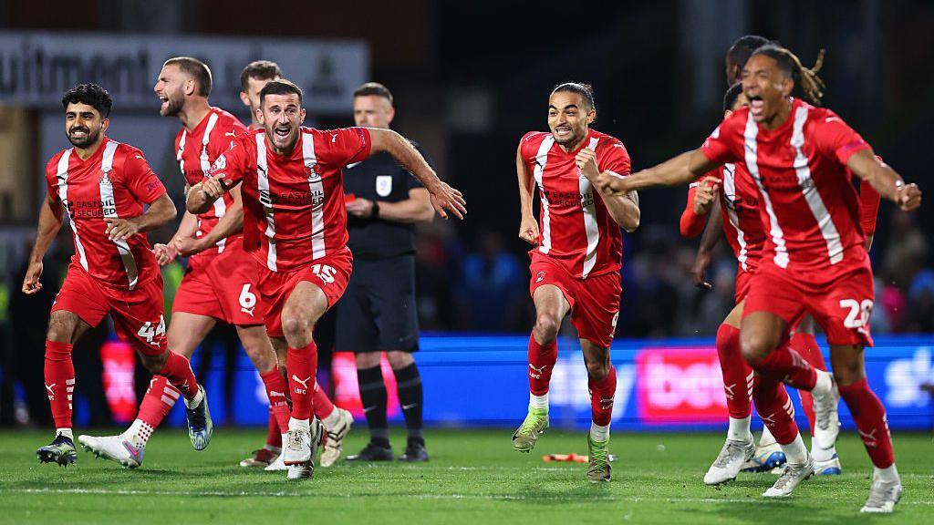 Joueurs de Leyton Orient célébrant leur victoire aux tirs au but contre Stockport County