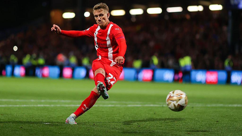 Ethan Galbraith marque le penalty décisif contre Stockport à Edgeley Park
