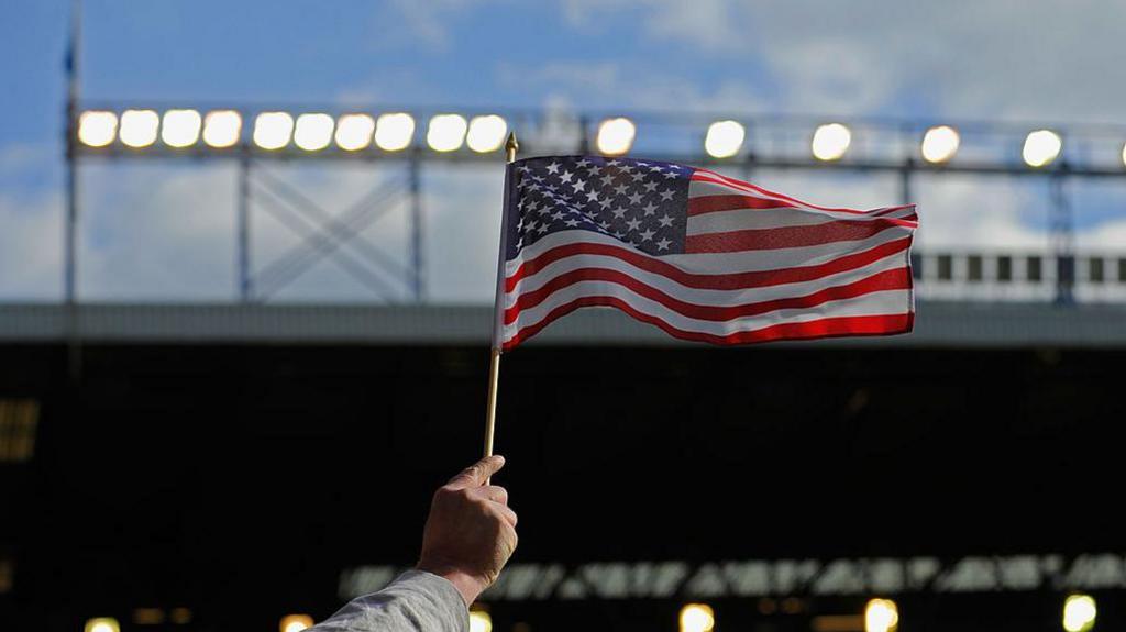 Un drapeau américain brandi dans un stade de football