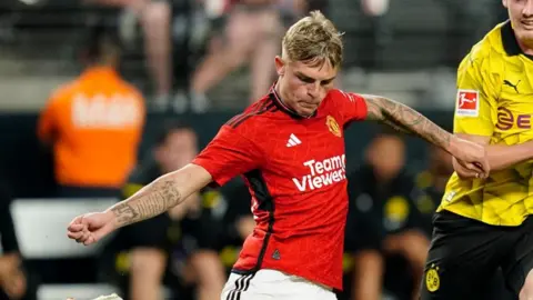 Brandon Williams jouant pour Manchester United contre Borussia Dortmund