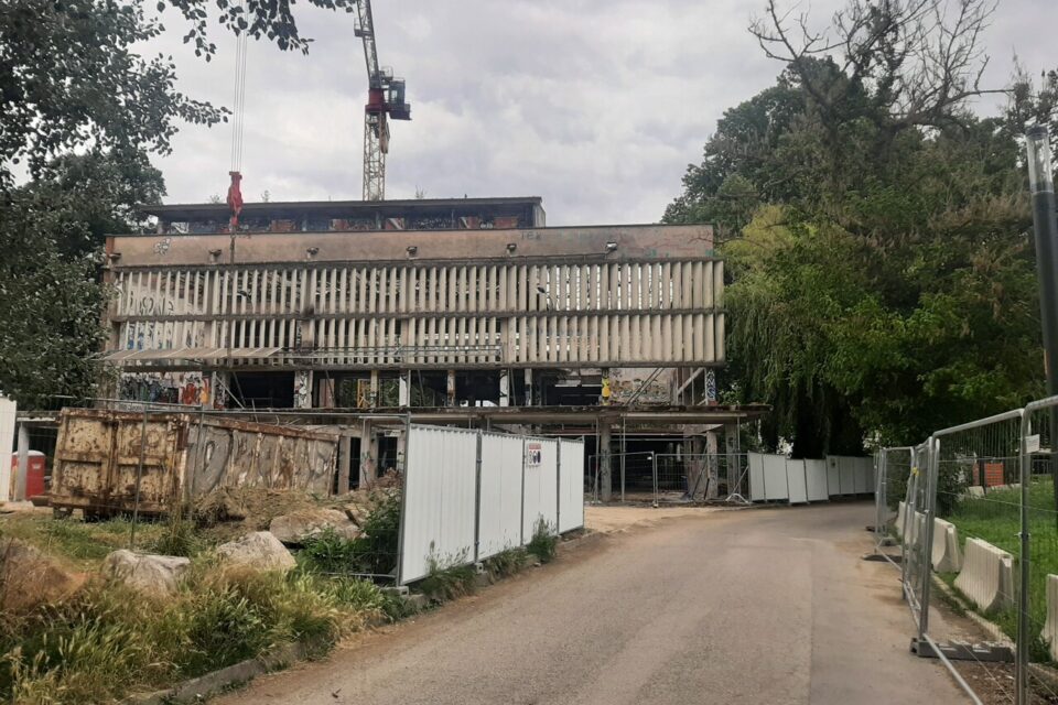 Le projet de centre de la performance du TFC reste pour l’heure une coquille vide. Face à la passerelle toute neuve inaugurée il y a quelques mois, cet immeuble squelette, déconstruit de l’intérieur, propose une entrée bien désolante pour les visiteurs de l’île du Ramier.