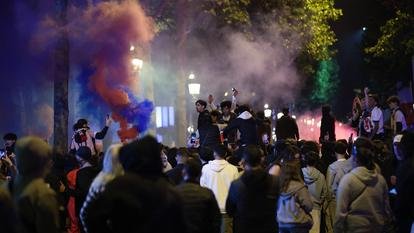 Supporters du PSG célébrant la qualification en finale de la Ligue des champions