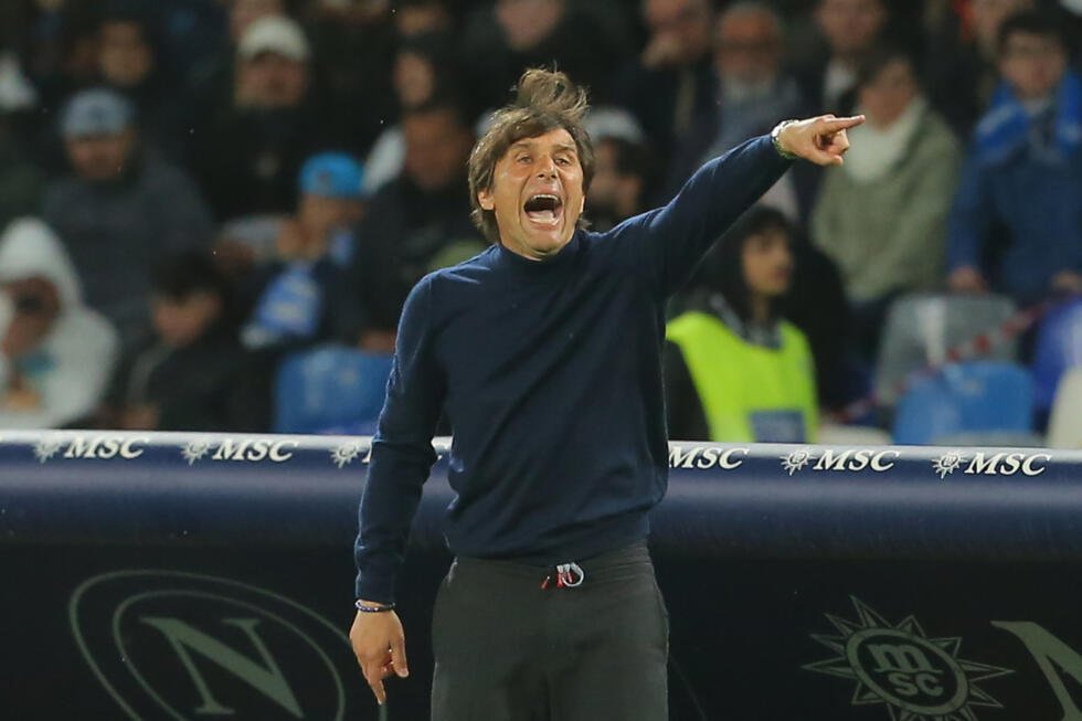 L'entraîneur du Napoli Antonio Conte donne des consignes lors du match contre Empoli le 14 avril 2025