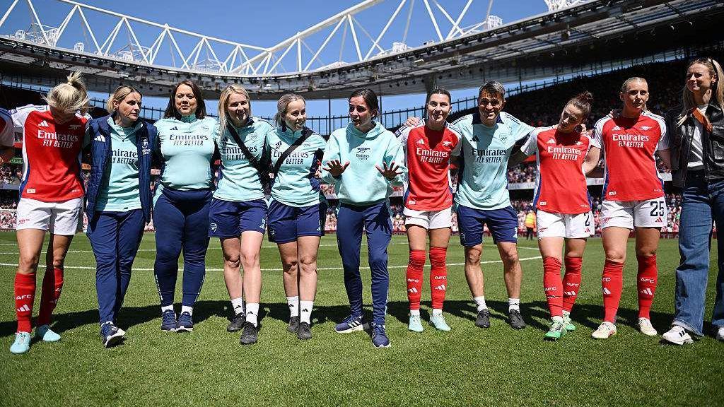 Renee Slegers donnant un discours à l'Emirates Stadium