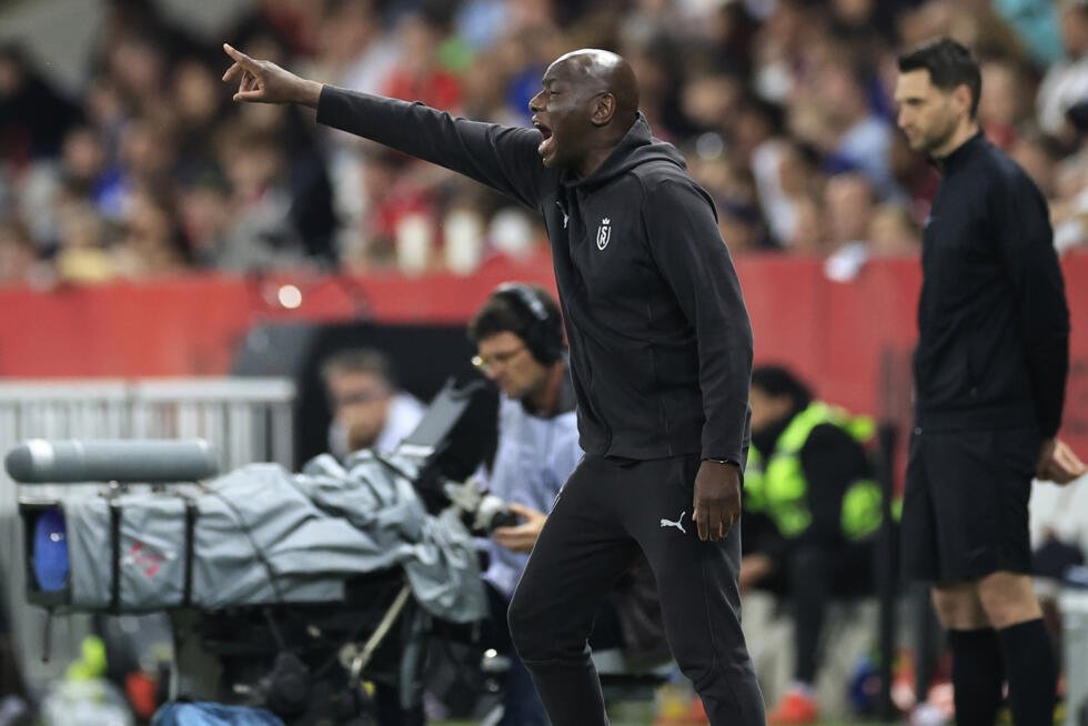 L'entraîneur de Reims Samba Diawara lors du match de L1 à Nice, le 2 mai 2025