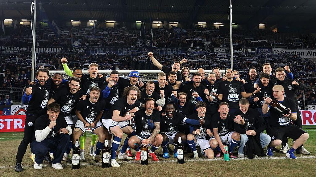 L'équipe d'Arminia Bielefeld en célébration après avoir atteint la finale de la DFB Pokal