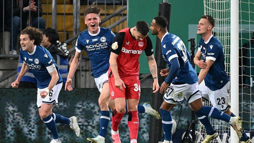 Les supporters d'Arminia célèbrent après avoir marqué contre Leverkusen