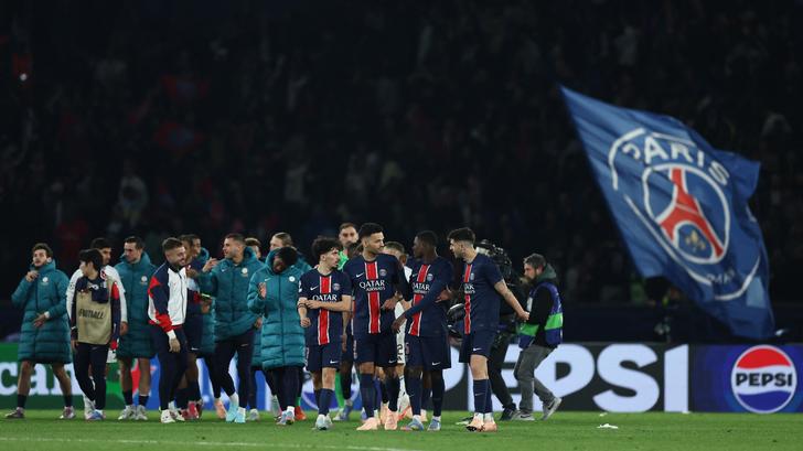 Le PSG célébrant sa victoire à l’issue du match aller des quarts de finale de la Ligue des Champions, contre Aston Villa au Parc des Princes, le 9 avril 2025.