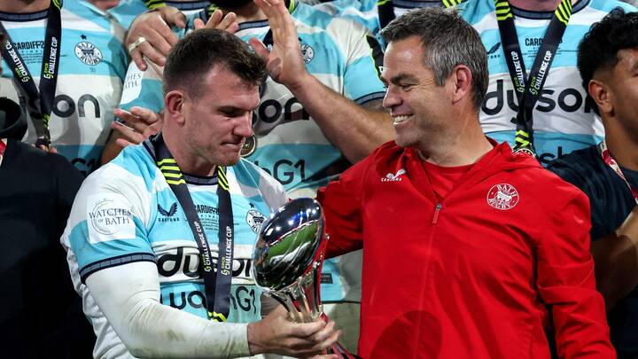 Ben Spencer (à gauche) et Johann van Graan (à droite) sur le podium avec la coupe de la Challenge Cup