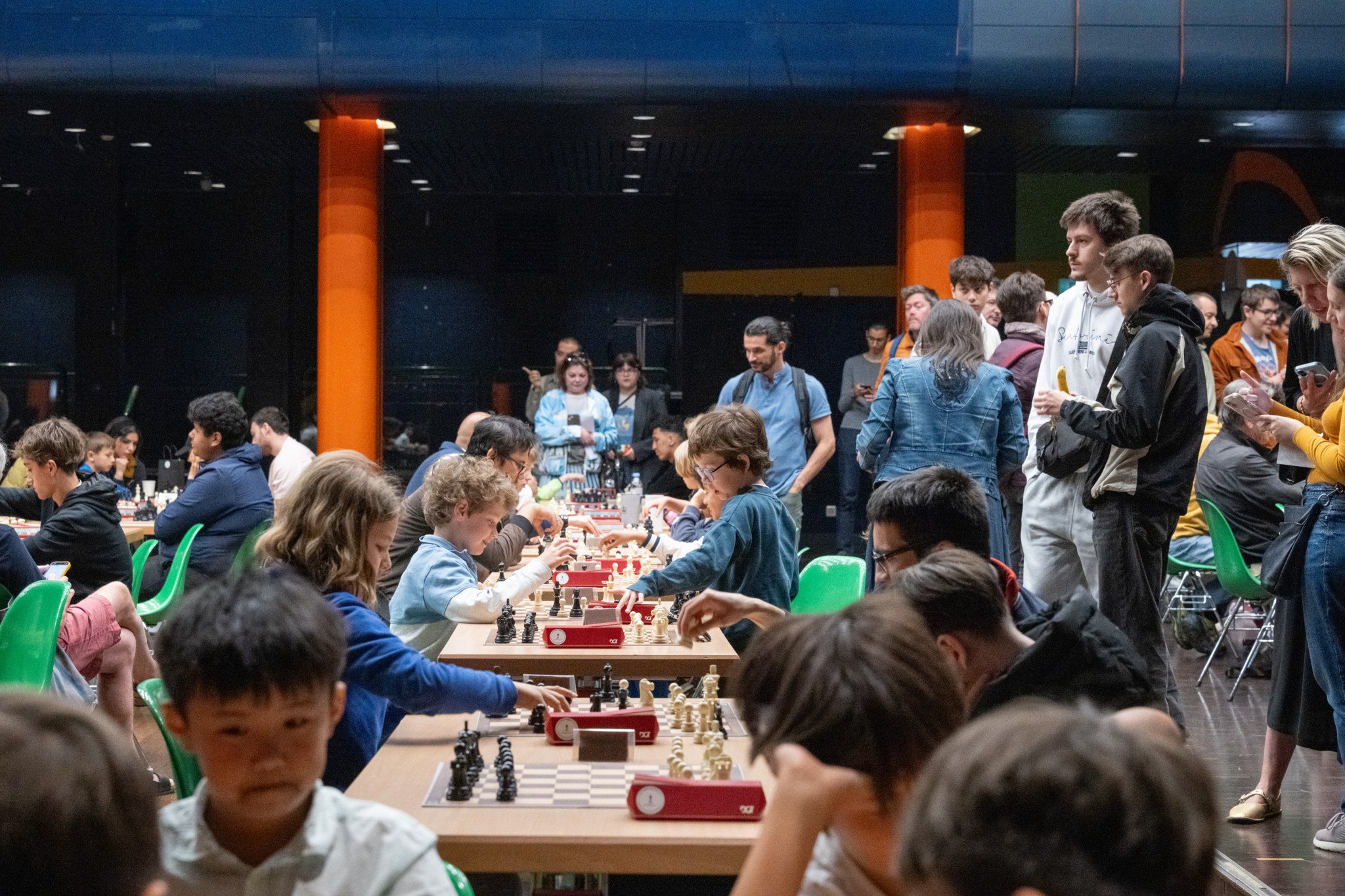 Participants jouent aux échecs lors d’un tournoi au Palladium à Genève, Suisse, le 24 mai 2025.
