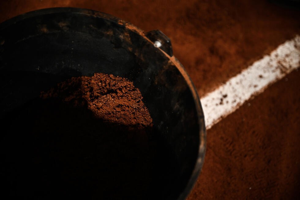 La terre battue du court Philippe-Chatrier, avant Roland-Garros, à Paris le 21 mai 2025.