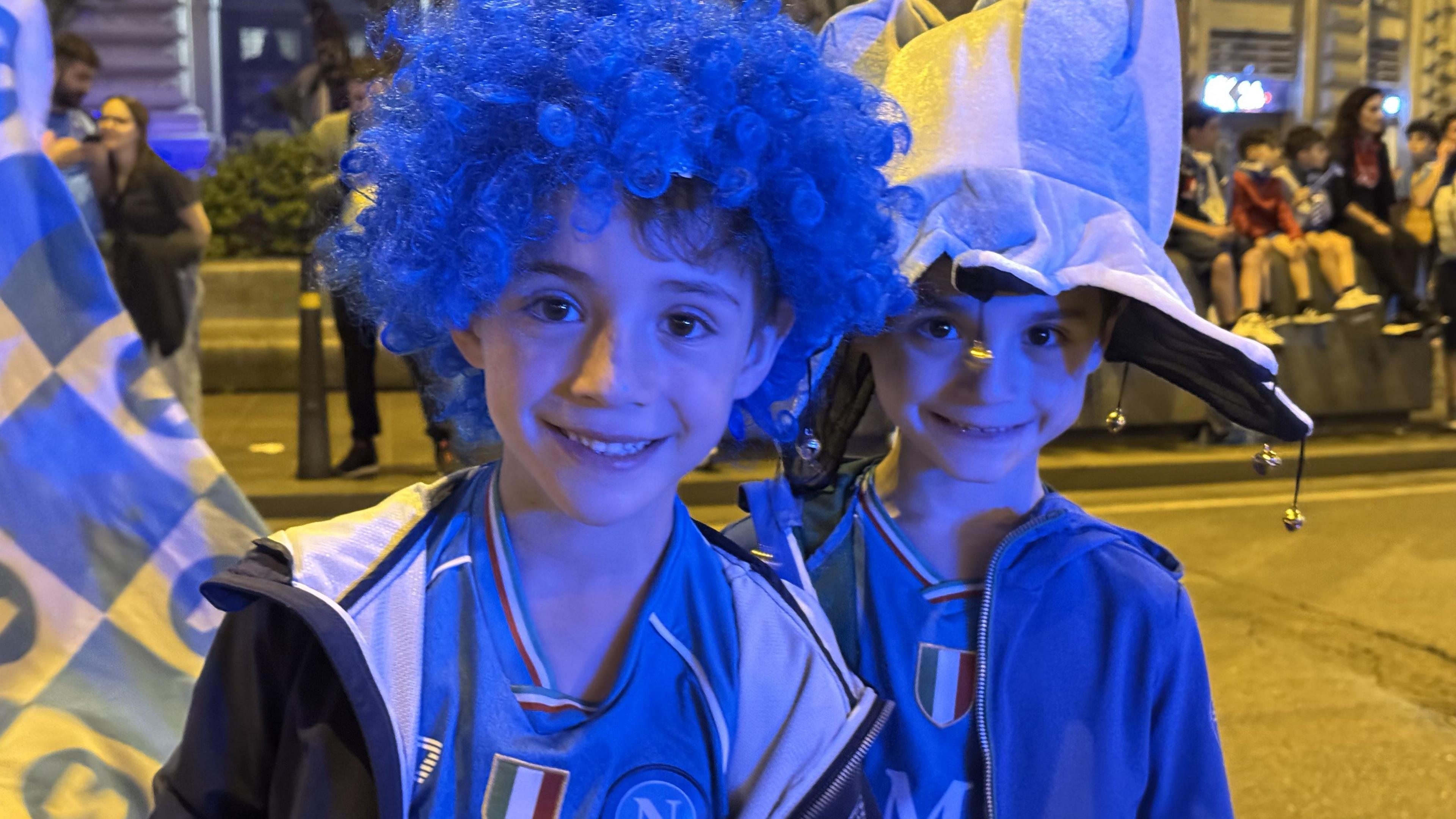 Jeunes supporters à Naples célébrant la victoire de Napoli en Serie A