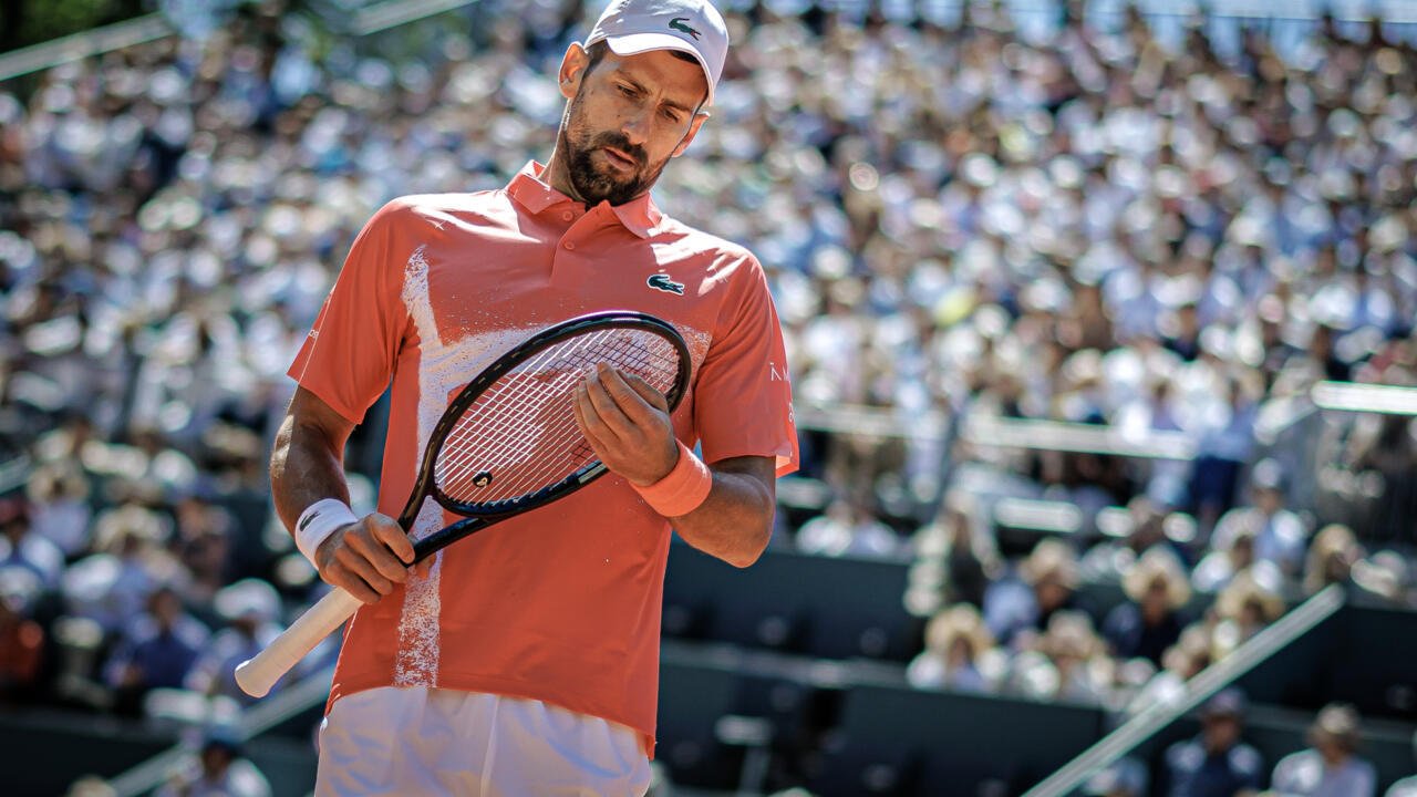 Novak Djokovic lors de la finale du tournoi ATP 250 de Genève le 24 mai 2025. En battant le Polonais Hubert Hurkacz en trois sets accrochés, le Serbe a obtenu le 100e titre de sa carrière