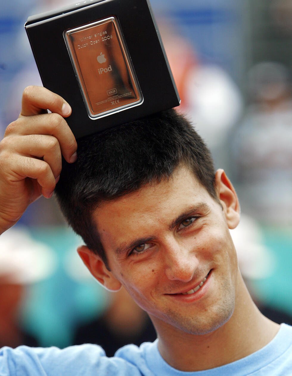 Novak Djokovic le 23 juillet 2006 après sa victoire en finale du tournoi d'Amersfoort, aux Pays-Bas, premier titre de sa longue carrière