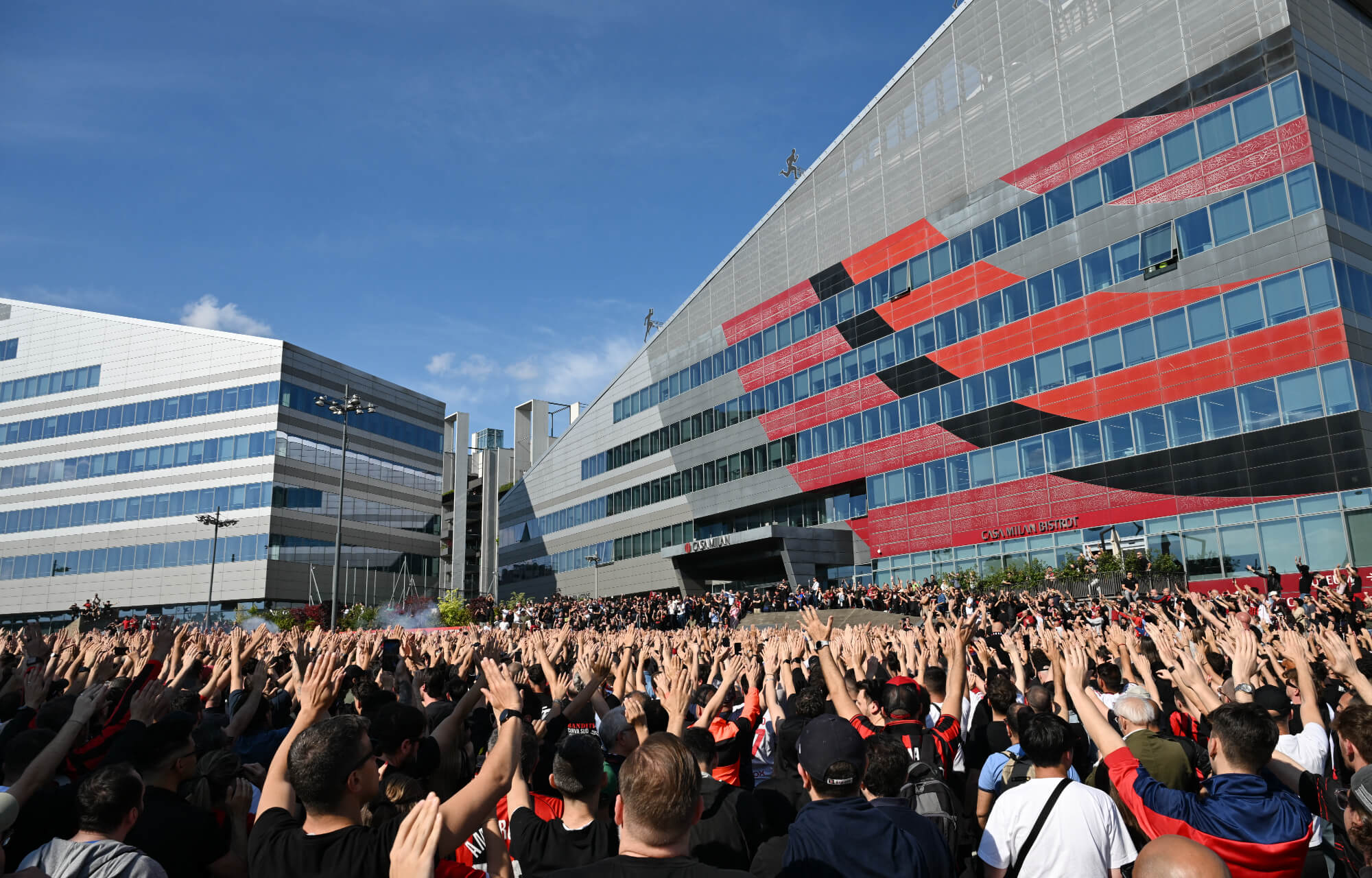 Supporters milanais protestant devant Casa Milan samedi (STEFANO RELLANDINI/AFP via Getty Images)