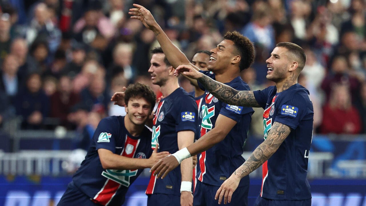 Les joueurs du PSG célèbrent leur victoire en finale de la Coupe de France face à Reims, à Saint-Denis, le 24 mai 2025