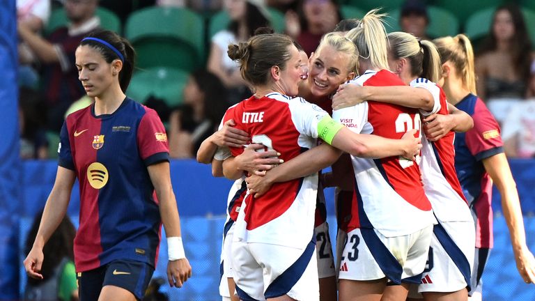 Stina Blackstenius célèbre après avoir marqué pour Arsenal lors de la finale de la Ligue des Champions féminine