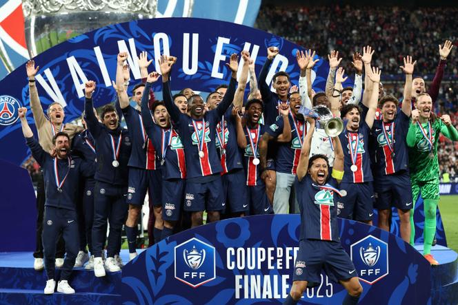 Le capitaine du PSG, Marquinhos, soulève la Coupe de France, après la victoire du club parisien en finale face à Reims (3-0), le 24 mai 2025, au Stade de France.