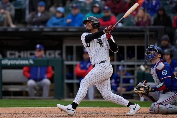 White Sox Sosa frappe un double lors du sixième inning contre les Rangers