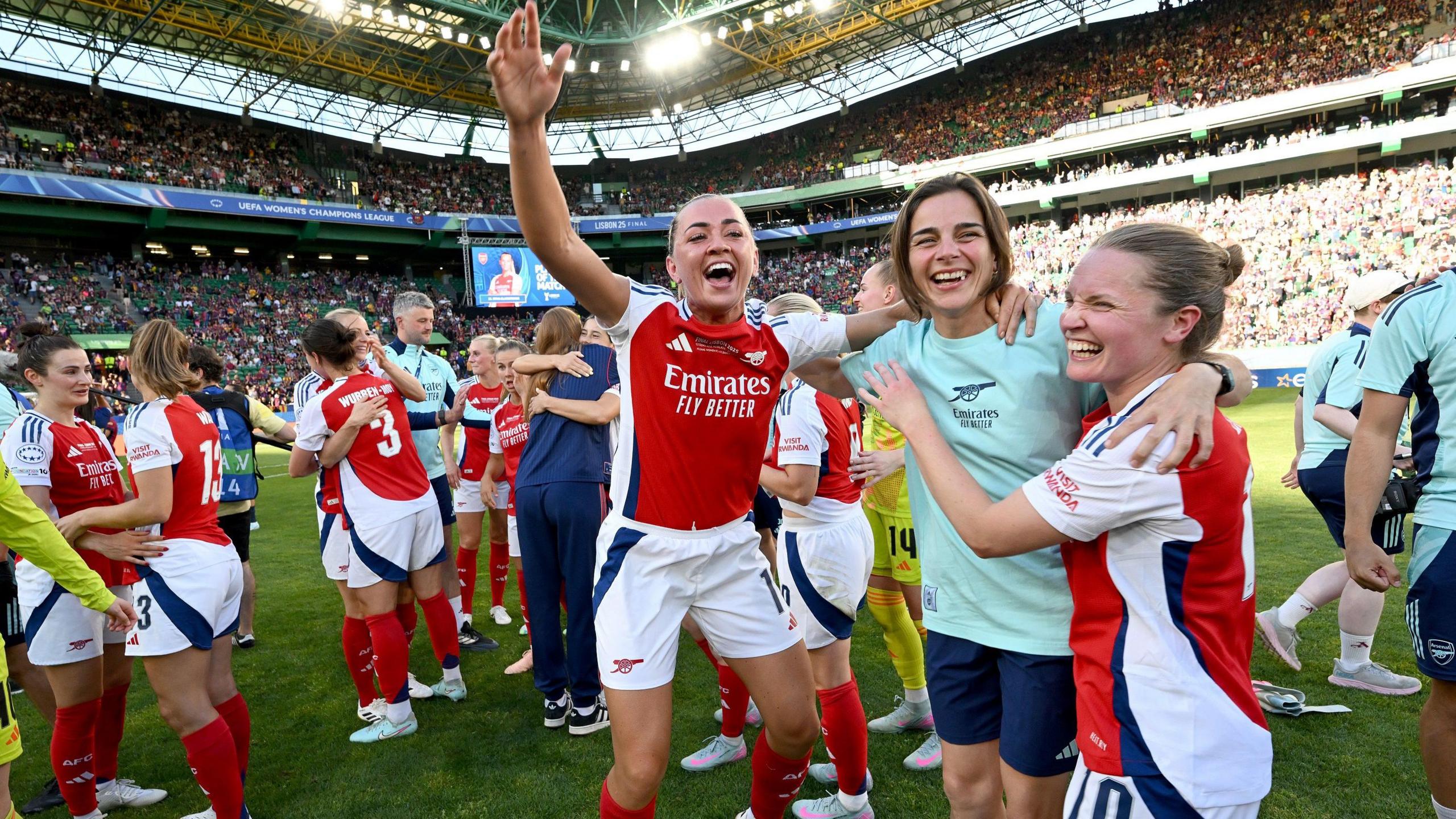Katie McCabe, Renee Slegers et Kim Little célébrant leur victoire à Lisbonne