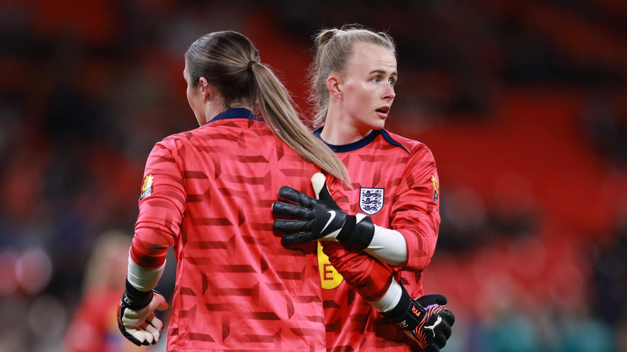 Hannah Hampton et Mary Earps