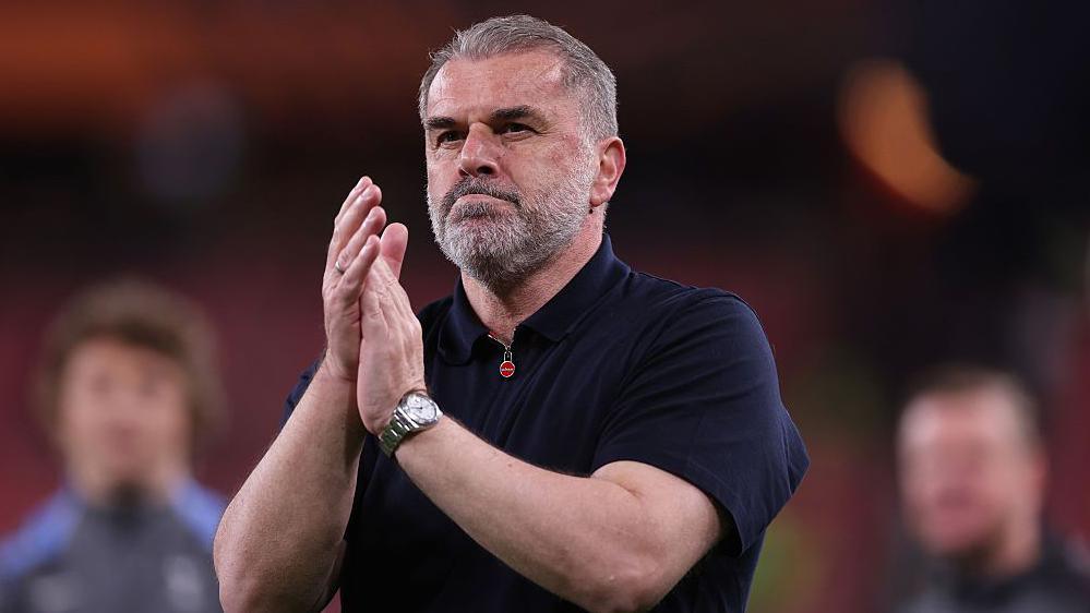 Ange Postecoglou applaudit les fans après leur victoire en Europa League