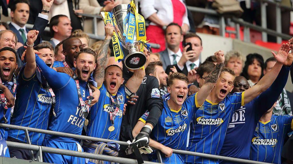 Les joueurs d'AFC Wimbledon célèbrent la victoire en finale de la League Two